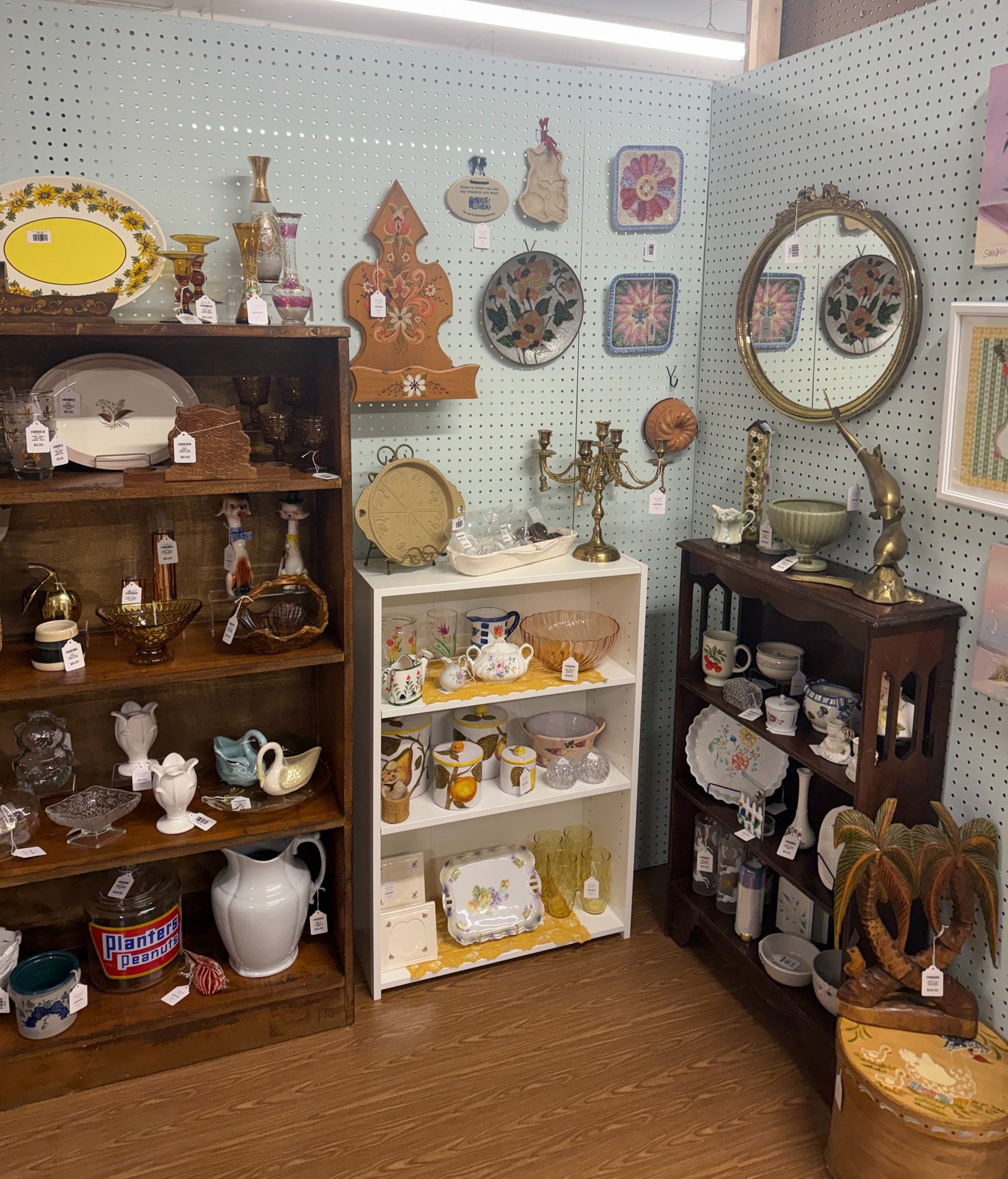 Sun Puddle Vintage booth