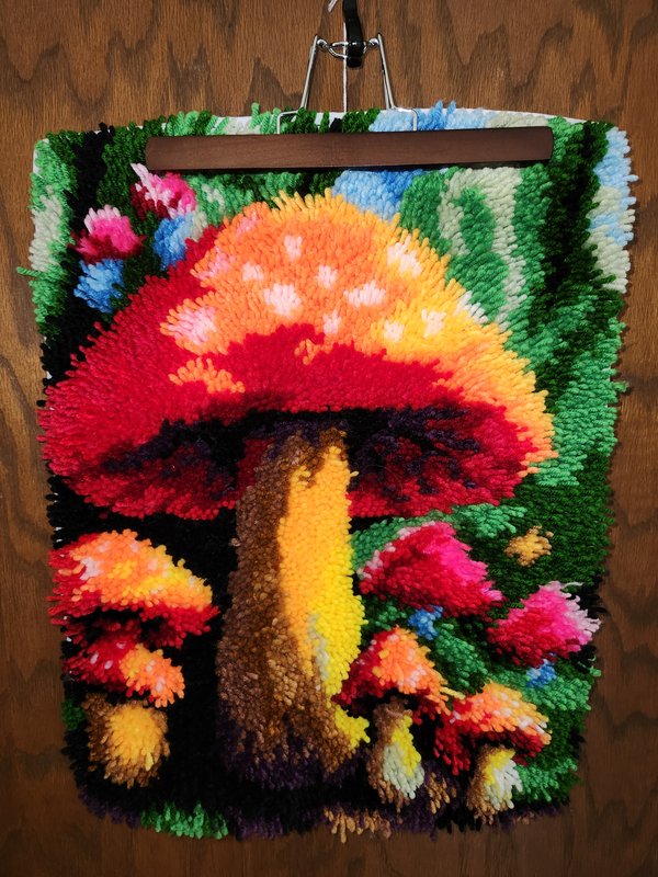 "Mushroom" latch hook design