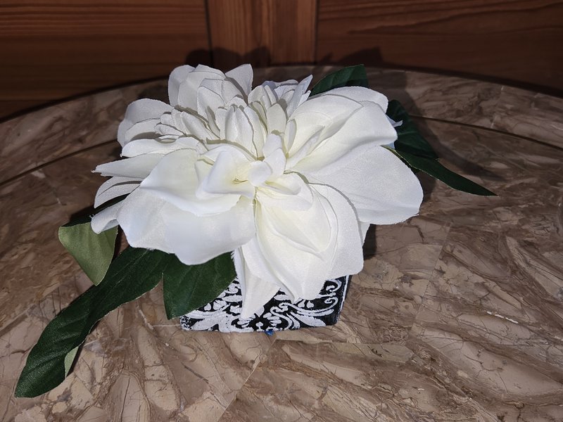 Small square box, white flower