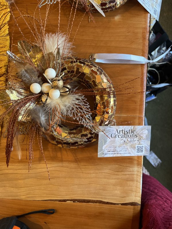 Small decorative gold wreath