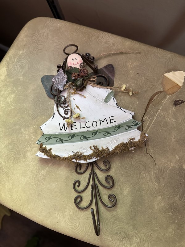 Angel wall hook
