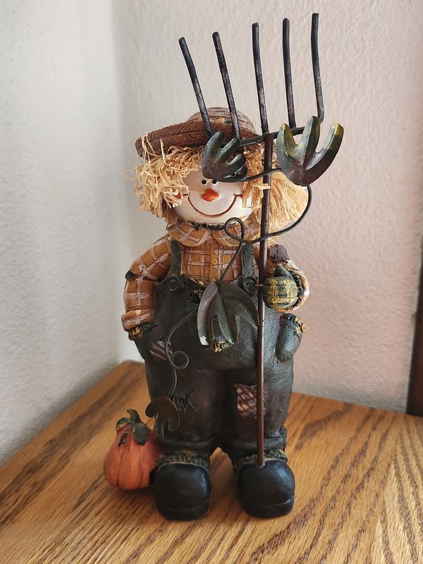 Scarecrow figurine