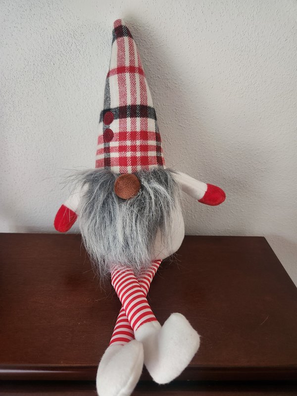 Gnome shelf sitter