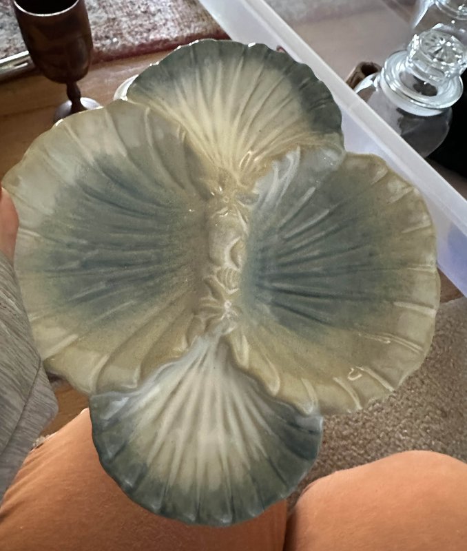 Clamshell tray