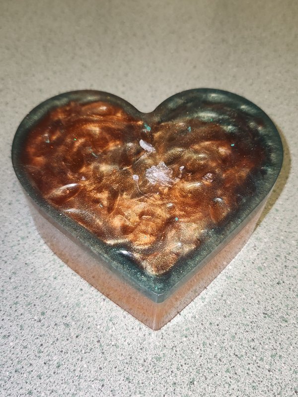 Heart dish with lid, resin