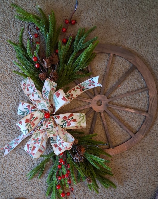 Wooden Wagon Wheel Holiday Wall Decor
